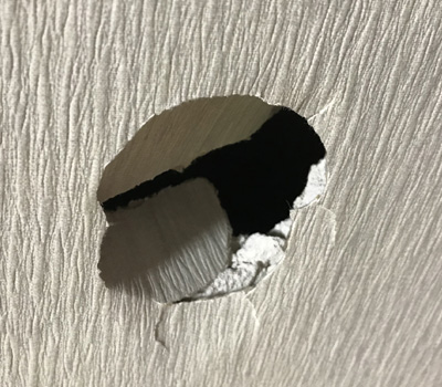 壁の穴あき